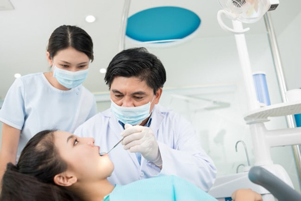 Khám tổng quát và kiểm tra tình trạng sức khỏe răng miệng