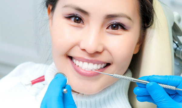 Bạn hãy ghé ngay nha khoa Emedic Dental để được thực hiện dịch vụ một cách an toàn và nhanh chóng