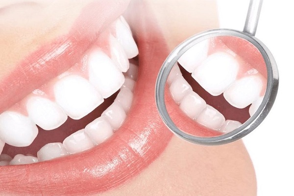 Việc chăm sóc răng sứ không đúng cách cũng dễ dẫn đến hôi miệng