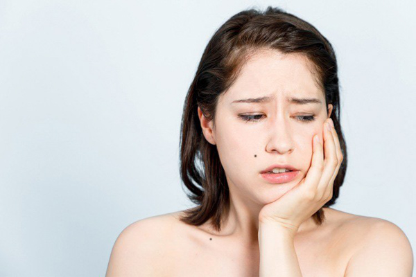 Răng bọc sứ lâu năm bị đau nhức nên làm gì?