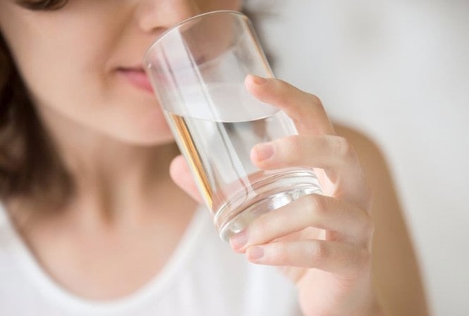 Đảm bảo bạn duy trì việc bổ sung nước đầy đủ để giữ cho miệng luôn ẩm và giúp tăng cường quá trình phục hồi