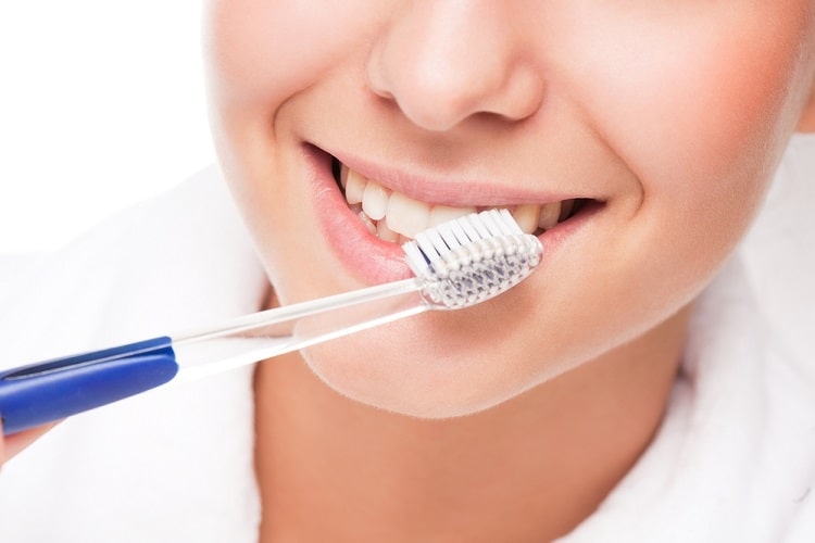Bạn có thể chải răng, sử dụng chỉ nha khoa, và thực hiện kiểm tra định kỳ như bạn làm với răng tự nhiên