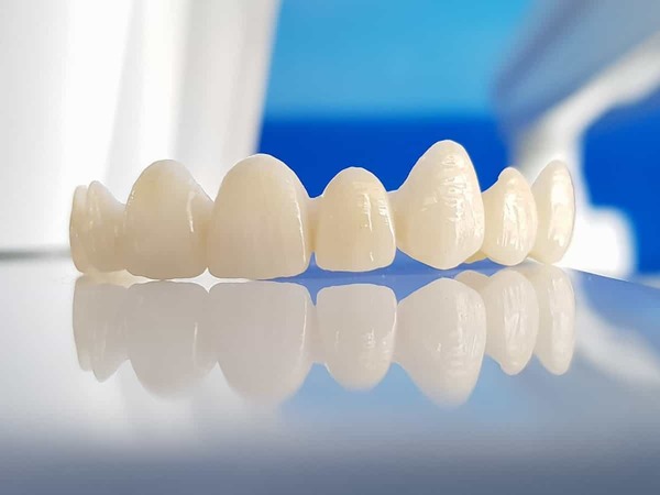 Răng sứ không kim loại được chế tạo từ 100% vật liệu sứ