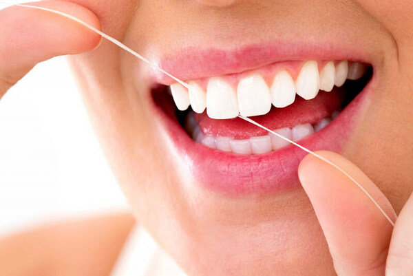 Bạn cần vệ sinh răng miệng đúng cách để kéo dài tuổi thọ răng sứ
