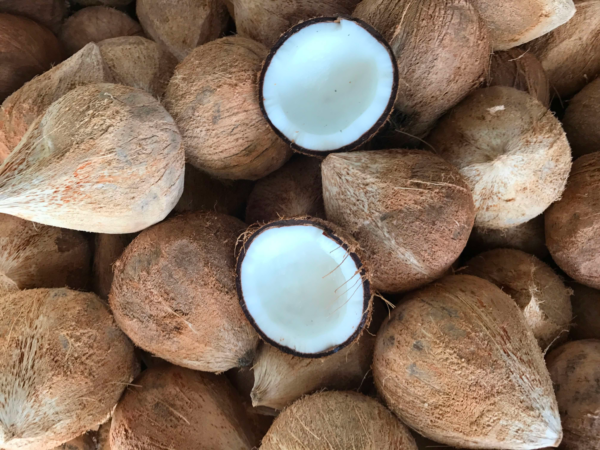 Ăn dừa khô có thể có lợi cho sức khỏe nếu được tiêu dùng một cách cân đối