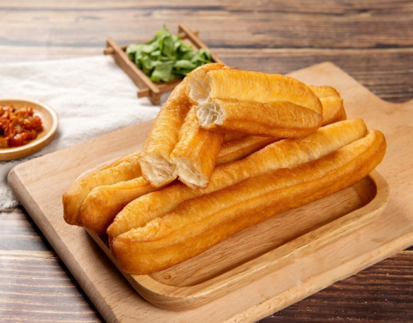 Bánh quẩy là món ăn vặt phổ biến ở Việt Nam