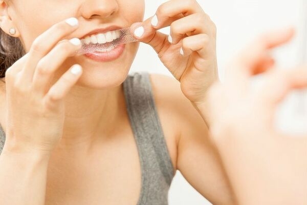 Hướng dẫn cách sử dụng miếng dán trắng răng