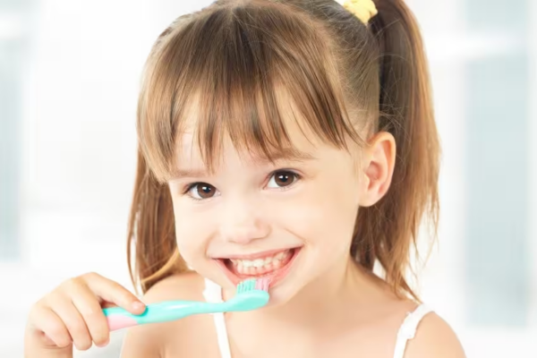 Khi trẻ mọc răng cấm cần vệ sinh răng miệng đúng cách 2 lần/ngày, sử dụng bàn chải mềm