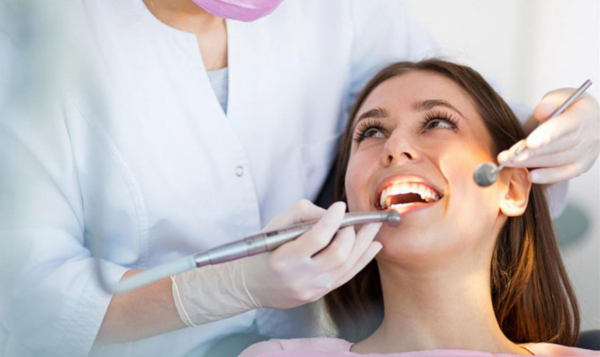 Nên định kỳ kiểm tra và vệ sinh răng bởi nha sĩ