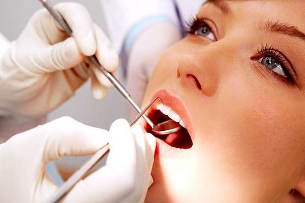 Đi khám định kỳ theo hẹn để bác sĩ kiểm tra sau khi điều trị răng vẩu