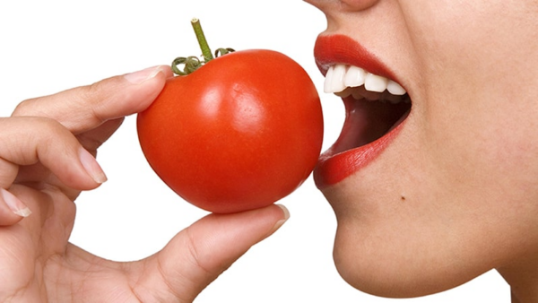 Lấy cao răng bằng cà chua
