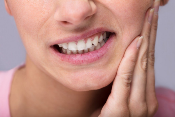 Đau răng không chỉ là một trạng thái không thoải mái, mà còn là dấu hiệu của nhiều vấn đề sức khỏe nghiêm trọng
