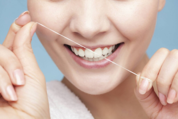 Sợi dây răng giúp loại bỏ mảng bám và thức ăn mà bàn chải không thể tiếp cận được