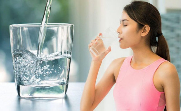 Uống nước có rất nhiều tác dụng có lợi cho sức khỏe và sắc đẹp