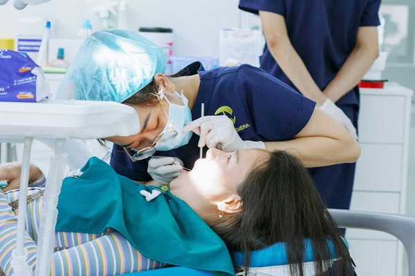 Quy trình đính kim cương lên răng tại nha khoa Emedic Dental