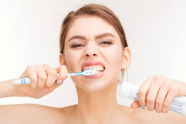 Phương pháp đánh răng không đúng cách cũng có thể gây ra tụt lợi