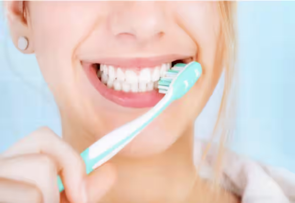 Vệ sinh răng miệng đúng cách để ngăn chặn tình trạng tụt lợi răng