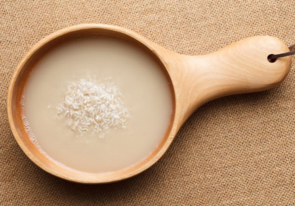 Nước gạo sấy có tính chất chống viêm, có thể giúp giảm sưng