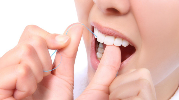Chỉ nha khoa không chỉ giúp loại bỏ mảng bám và thức ăn giữa các khe răng