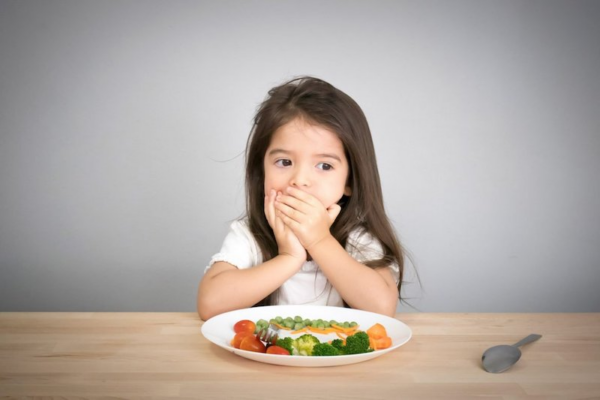 Răng sún có thể tạo ra khó khăn đáng kể trong quá trình nhai thức ăn của trẻ