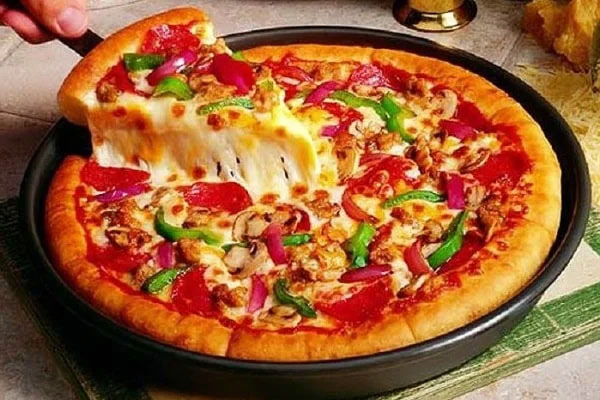 Miếng pizza lớn hơn thường chứa nhiều calo hơn so với miếng nhỏ