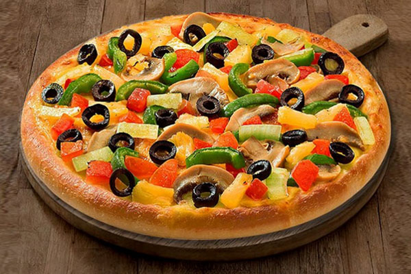 Pizza chỉ với sốt cà chua, rau và một ít phô mai thường có ít calo hơn