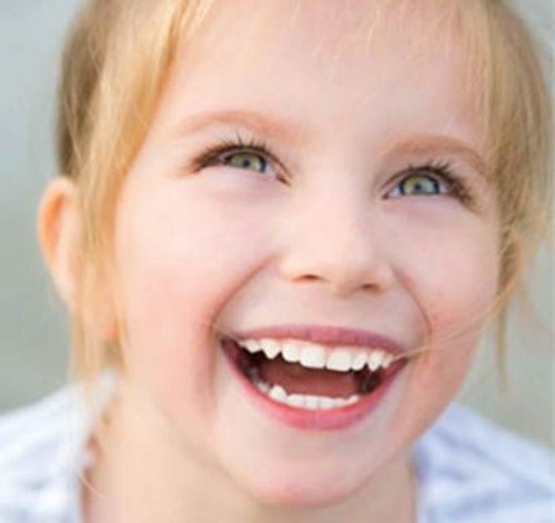 Niềng răng mang đến nhiều lợi ích to lớn đối với sức khỏe răng miệng cũng như tâm lý, sự phát triển của trẻ