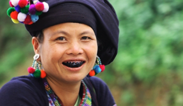 Tại một số vùng nông thôn, miền núi, tục nhuộm răng đen vẫn còn được lưu giữ với ý nghĩa văn hóa truyền thống