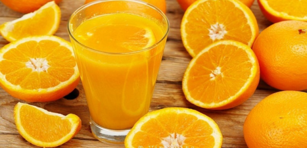 Một cốc nước cam chứa 80 calo nếu có đường