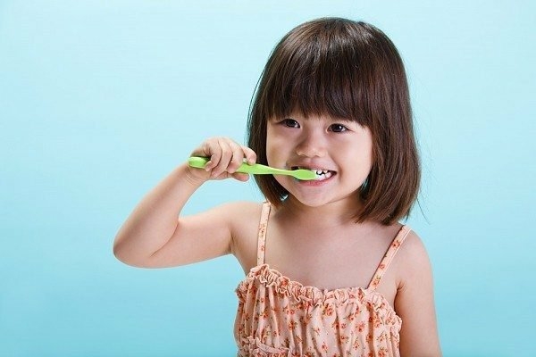 Nên dạy trẻ cách đánh răng đúng và 2 lần/ngày