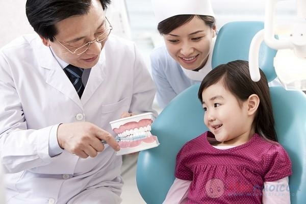 Cần đưa trẻ đi gặp nha sĩ để đánh giá chính xác mức độ và vị trí tổn thương của răng khi răng bị sâu