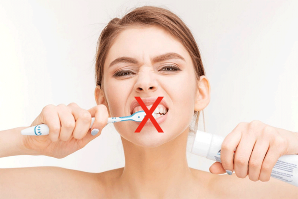 Vệ sinh răng miệng không sạch sẽ dễ dẫn đến tình trạng hôi miệng