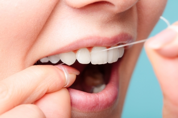 Nên đánh răng và sử dụng chỉ nha khoa để vệ sinh kẽ răng sạch sẽ, kỹ lưỡng sau mỗi bữa ăn