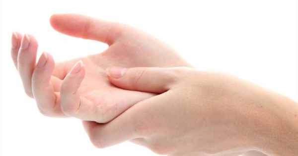 Mát-xa bàn tay với viên đá là một phương pháp chữa đau răng sâu đơn giản và hiệu quả