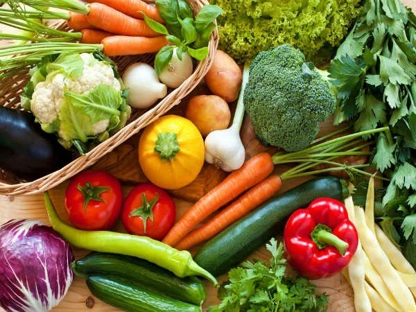 Những thức ăn như trái cây tươi, rau cải, và hạt giống cung cấp các chất khoáng
