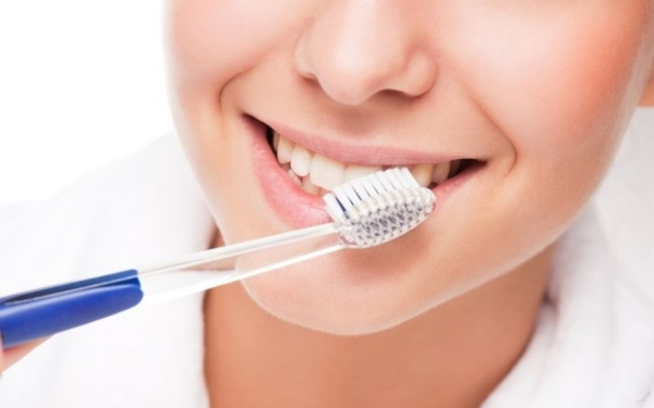 Vệ sinh răng miệng thường xuyên là một trong những biện pháp quan trọng nhất để ngăn chặn viêm lợi trùm