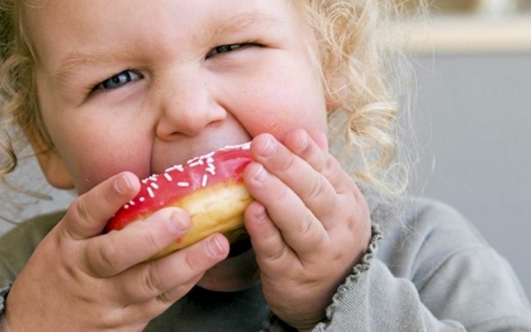 Hạn chế cho trẻ sử dụng thực phẩm gây hại như đồ ngọt