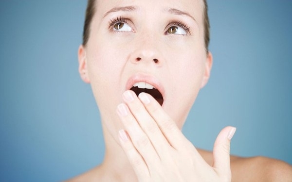 Việc đeo cầu răng sứ sẽ không trực tiếp dẫn đến tình trạng hôi miệng