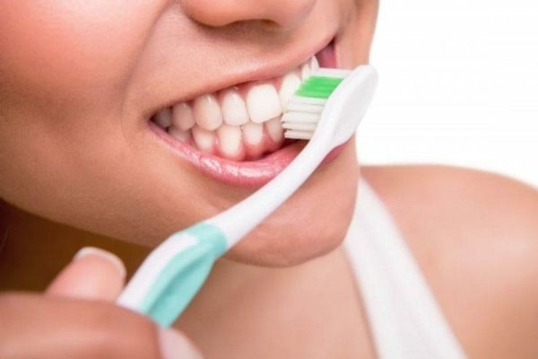 Thực hiện tốt vệ sinh răng miệng để phòng tránh sâu kẻ răng cửa