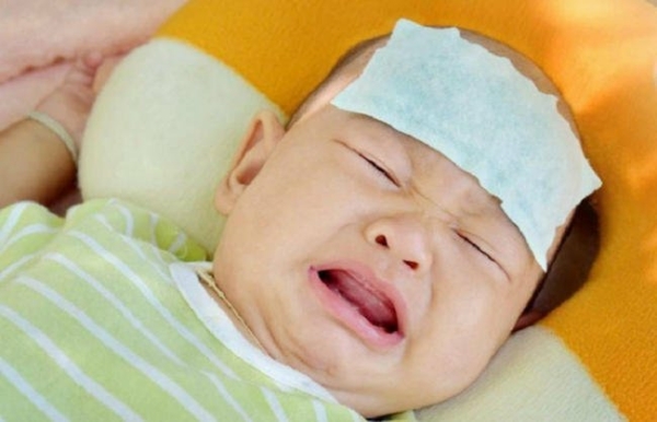Khi bị sốt do mọc răng trẻ thường quấy khóc, khó chịu do vùng nướu bị đau rát