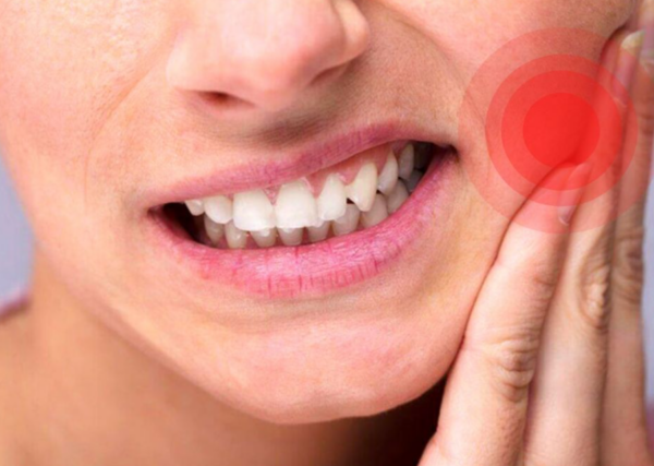 Khi chân răng bị mục ngà răng sẽ tiếp xúc trực tiếp với không khí và thức ăn dẫn đến đau nhức răng dữ dội, kéo dài