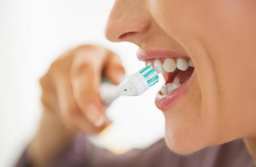 Vệ sinh răng miệng sạch sẽ và thường xuyên để điều trị tụt lợi giai đoạn đầu