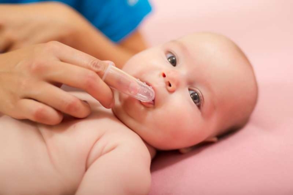 Do tưa lưỡi gây kích ứng và viêm nhiễm, trẻ thường bị khô và nứt nẻ ở khóe miệng