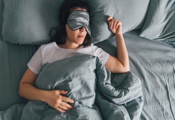 Sử dụng các dụng cụ hỗ trợ đeo vào lúc ngủ để giữ cho miệng đóng kín