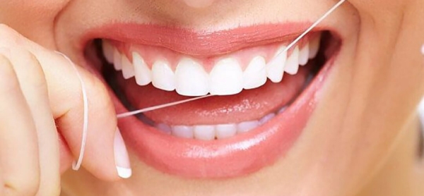 Sử dụng chỉ nha khoa mỗi ngày để giữ cho không gian giữa các răng luôn sạch sẽ và ngăn ngừa vi khuẩn phát triển