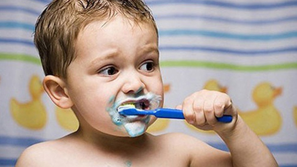 Thực hiện vệ sinh răng miệng không đúng cách là một trong những nguyên nhân phổ biến nhất gây nên tình trạng nổi mụn trắng ở nướu răng.