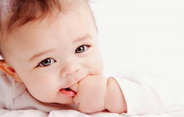 Móm răng do thói quen của trẻ sơ sinh