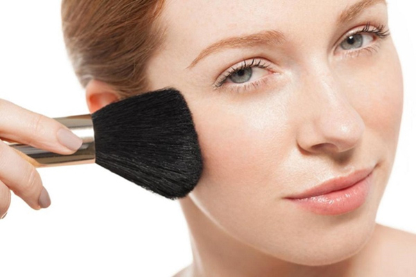 Với kỹ thuật contouring, bạn có thể tạo ảo ảnh gò má thấp và khuôn mặt thon gọn hơn một cách tự nhiên