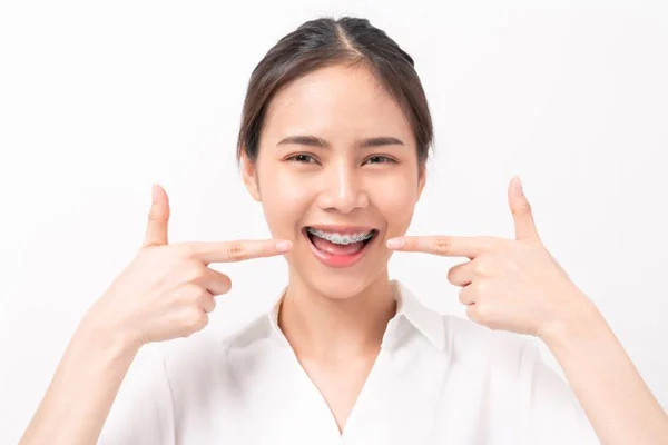 Niềng răng sớm giúp khắc phục tình trạng răng móm, khả năng ăn nhai và tăng sự tự tin khi giao tiếp