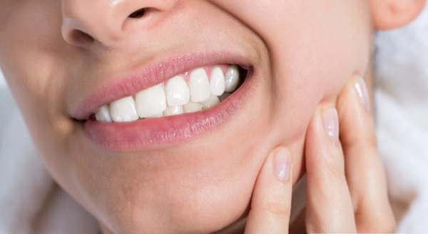 Tình trạng răng miệng của người bệnh ảnh hưởng rất lớn đến cảm giác đau khi phải thực hiện tháo răng sứ